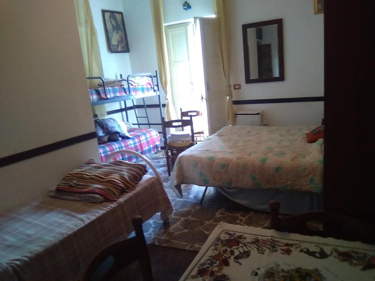 Room In Guest Room - Single Room With Shared Bathroom Taormine Extérieur photo