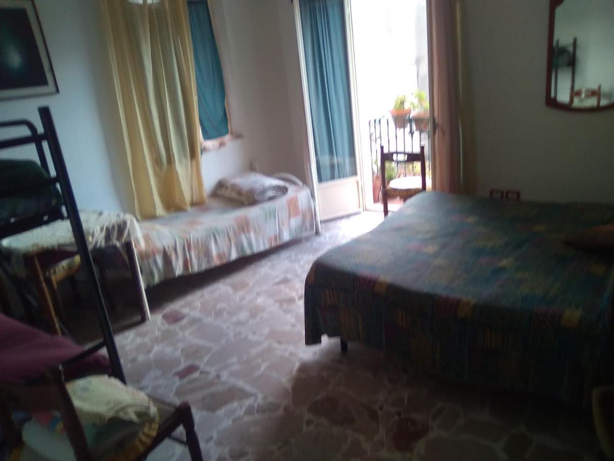 Room In Guest Room - Single Room With Shared Bathroom Taormine Extérieur photo